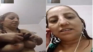 Desi Bhabhi Bathing | Desi Viral MMS