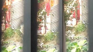 Desi Bhabhi OutDoor Bathing | Desi Viral MMS