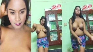 Sexy Desi Girl Shows Her Big Boobs | Desi Viral MMS