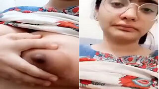 Sexy Paki Girl Shows Boobs | Desi Viral MMS